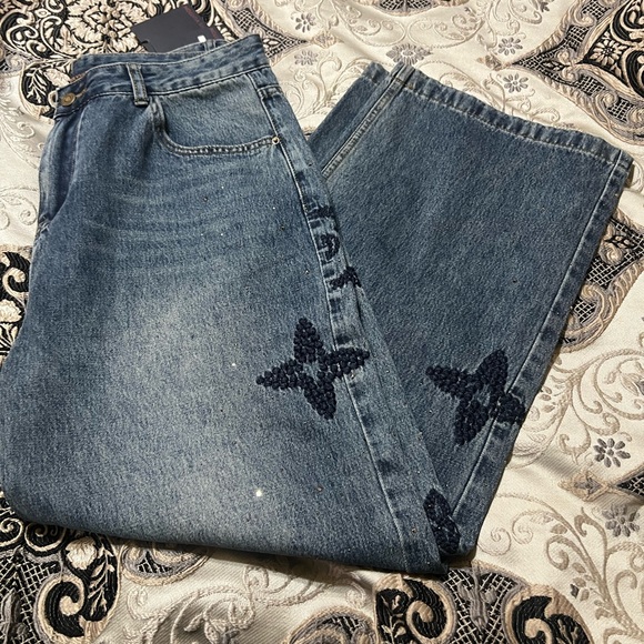 Beautiful baggy wide leg jeans. With sparkle beading and design is embroidered. - Picture 3 of 10
